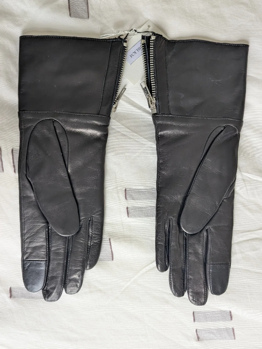 NWT Amato Black Lambskin Leather Zip-Detail Gloves